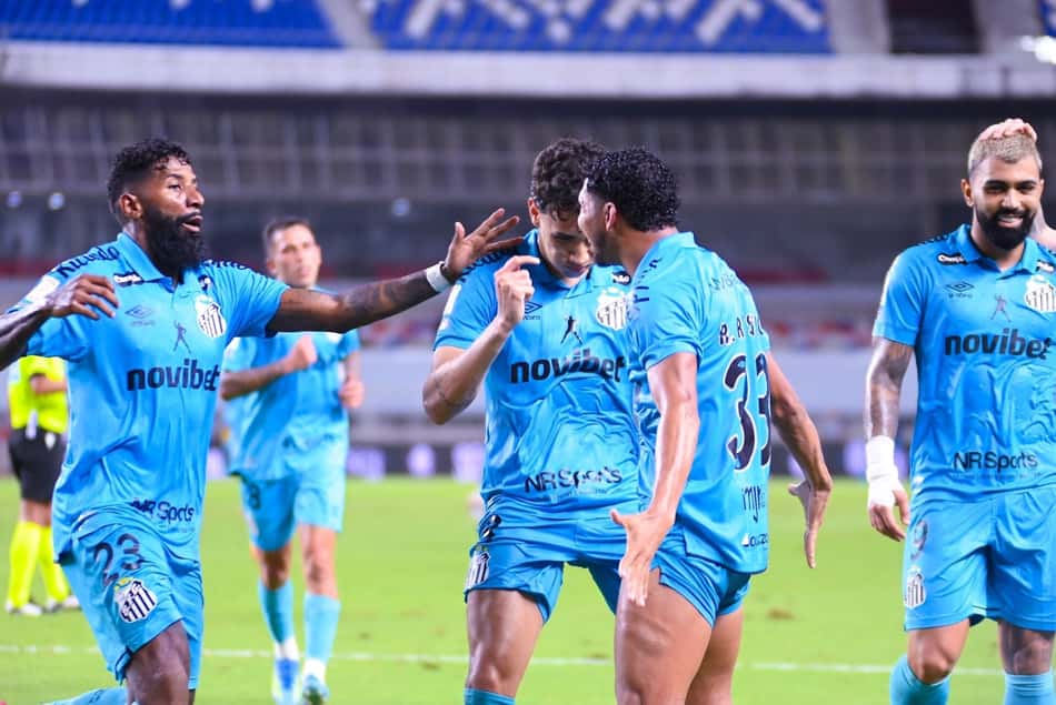 Jogadores do Santos comemorando de camisa azul