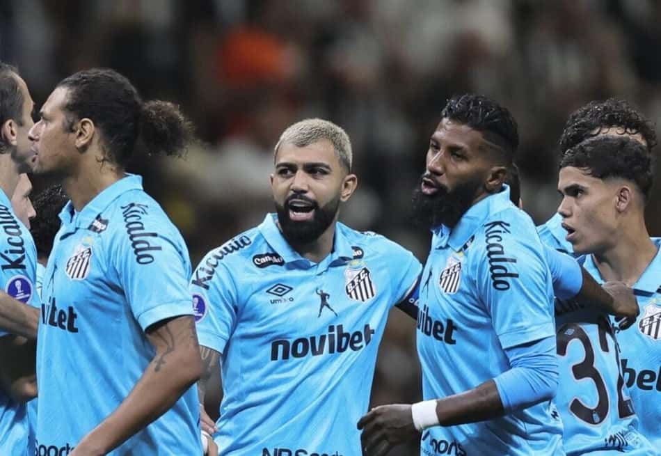 Time do Santos reunido na Arena MRV
