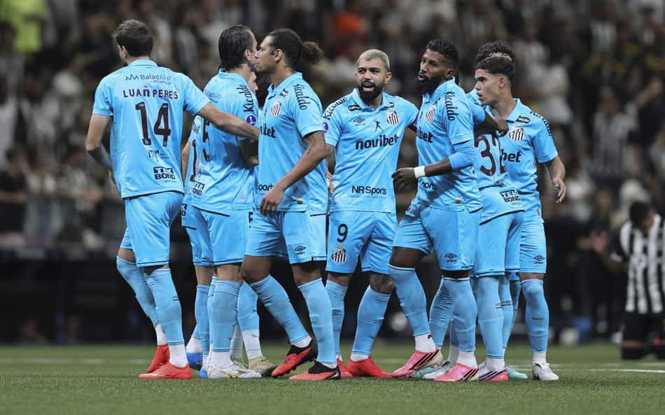Time do Santos reunido na Arena MRV