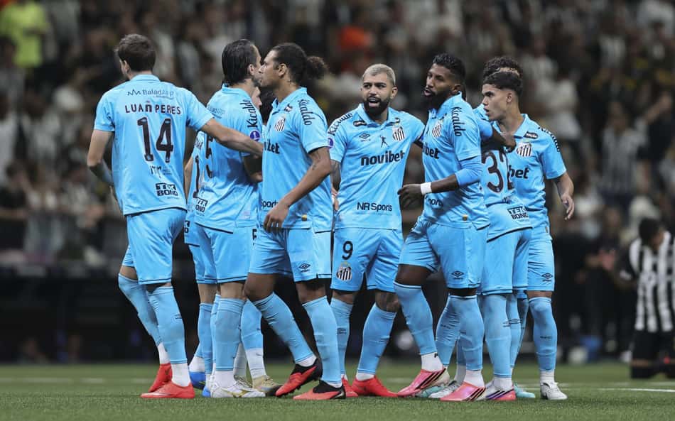 Time do Santos reunido na Arena MRV