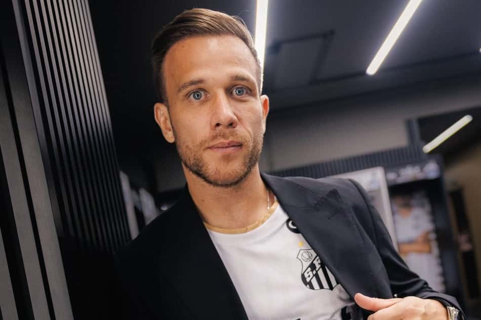 Arthur é anunciado como jogador do Santos