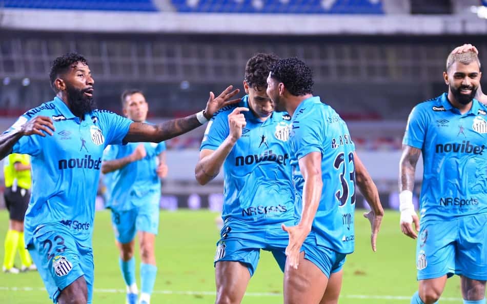 Jogadores do Santos comemorando juntos de camisa azul