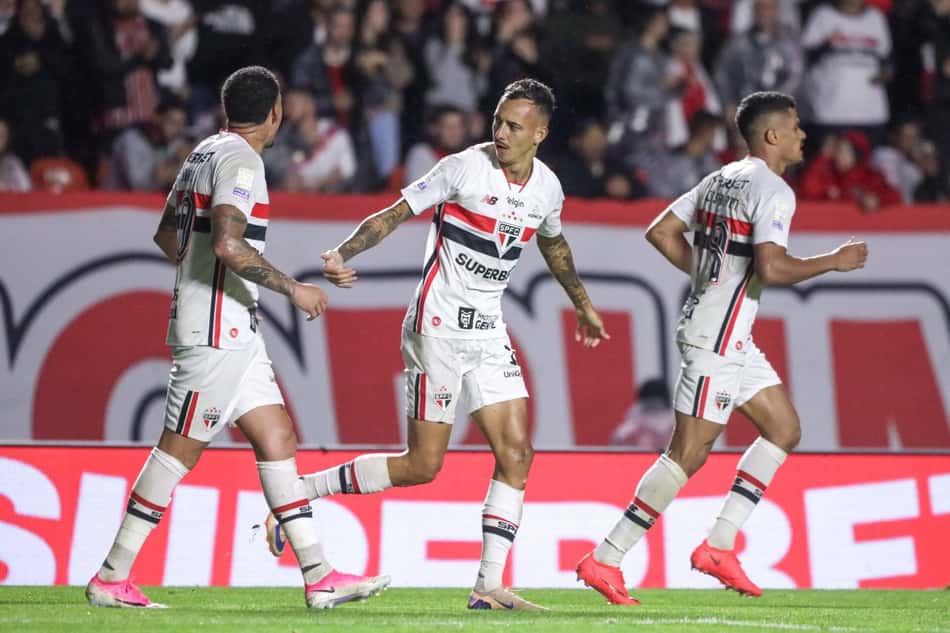 Jogadores do São Paulo comemorando juntos