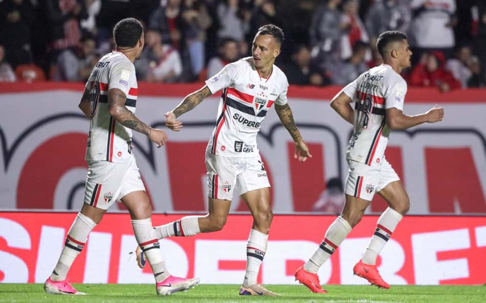 Jogadores do São Paulo comemorando juntos