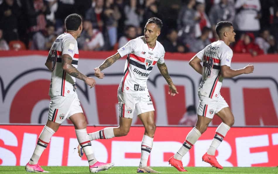 Jogadores do São Paulo comemorando juntos