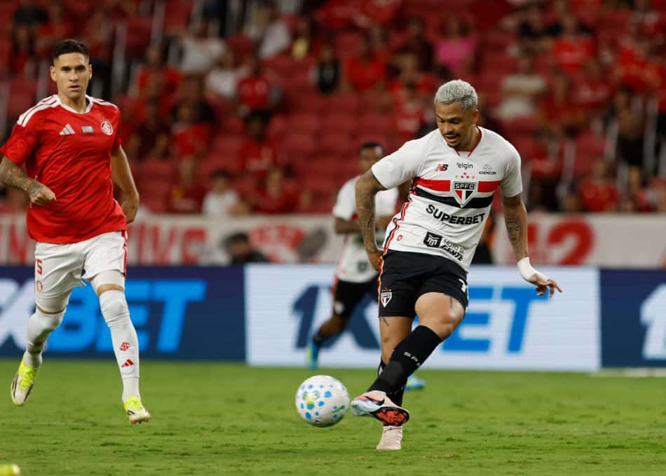 Luciano do São Paulo passando a bola contra o Internacional