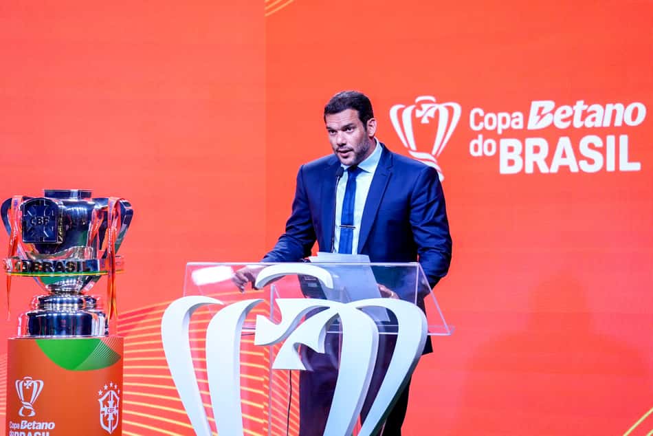 Samir Xaud, presidente da CBF, no palco durante sorteio das semifinais da Copa do Brasil ao lado do troféu