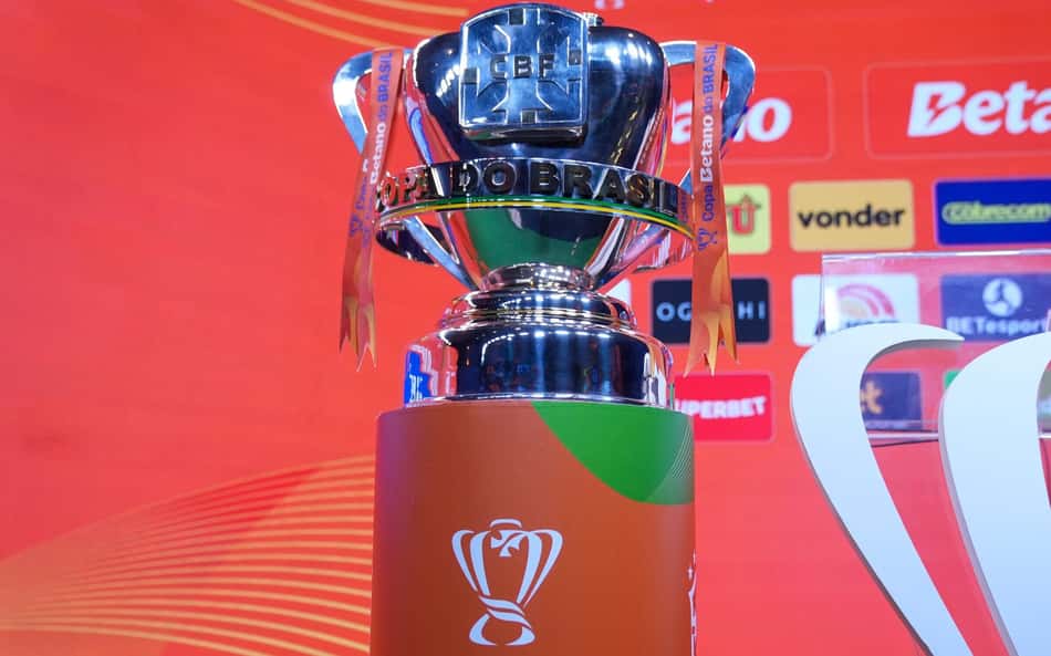 Troféu da COpa do Brasil durante sorteio dos mandos de campo das semifinais