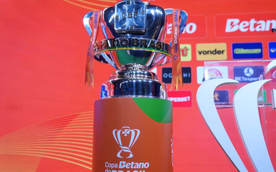 Troféu da COpa do Brasil durante sorteio dos mandos de campo das semifinais