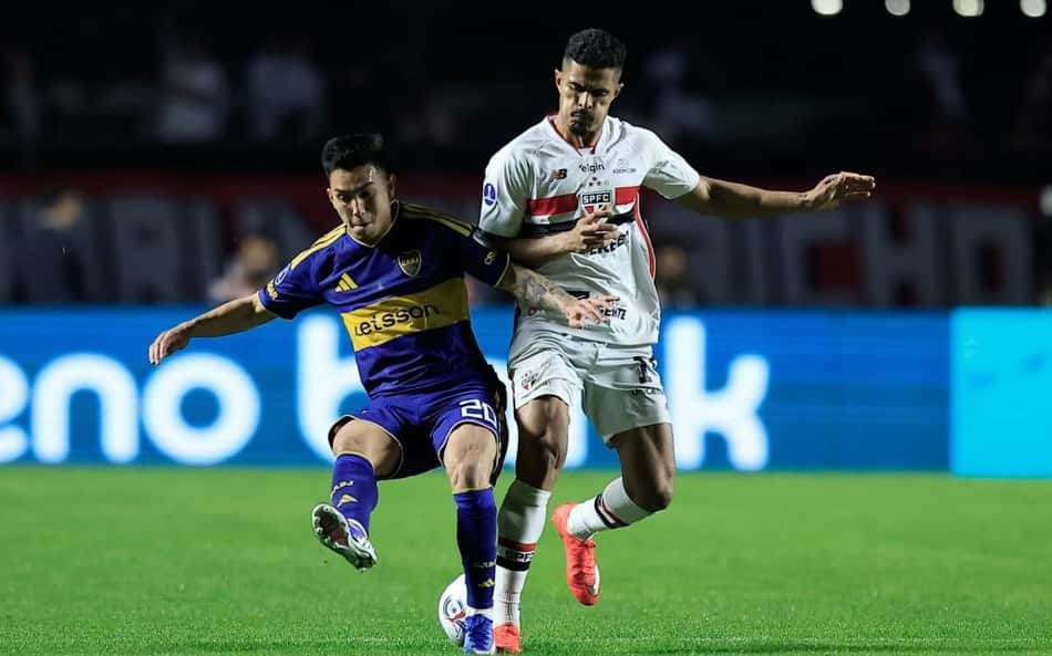 Alan Velasco e Lucas Ramon disputando bola em São Paulo e Boca Juniors, pela Libertadores.