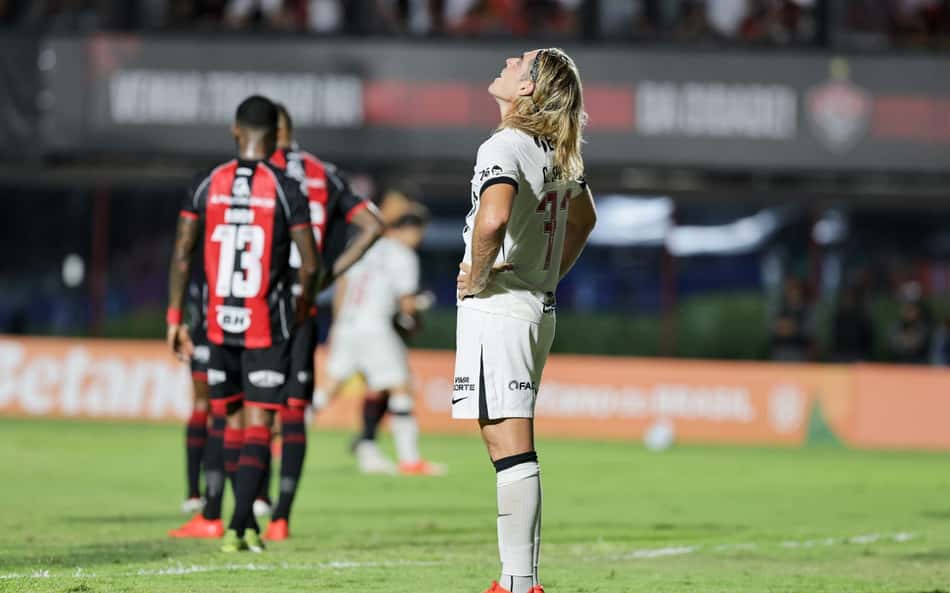 Spinelli, do Vasco, olhando para o alto com as mãos na cintura