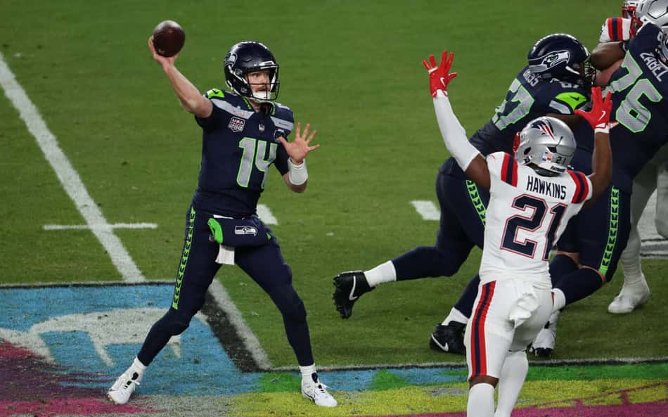 Sam Darnold tenta passe no jogo entre Seahawks e Patriots, pelo Super Bowl LX