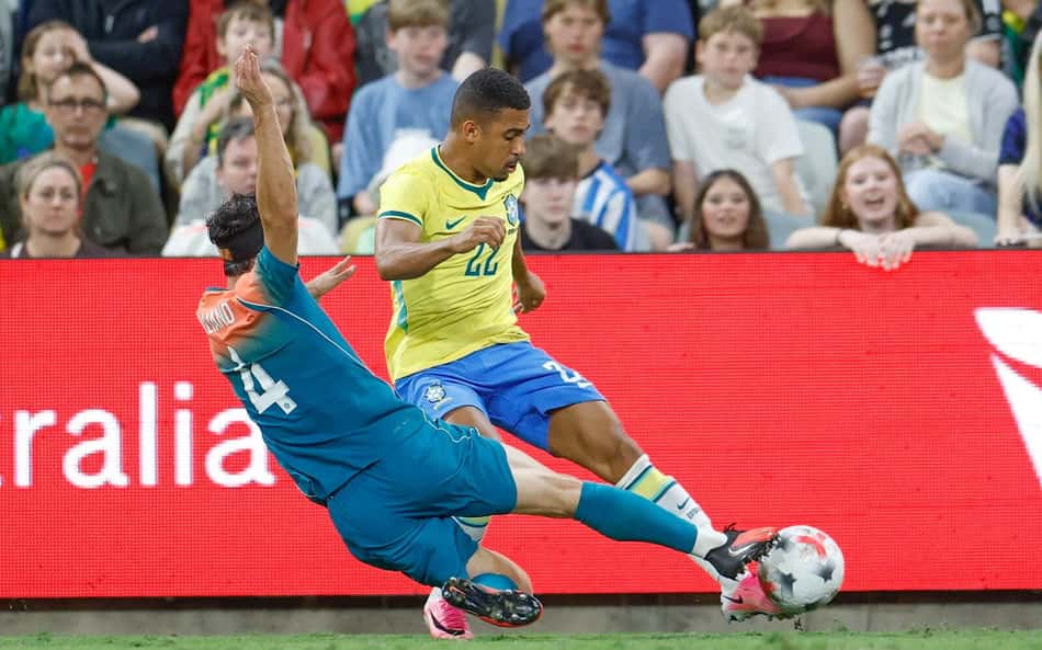 Samuel Lino em ação durante Austrália e Brasil, pelo amistoso internacional