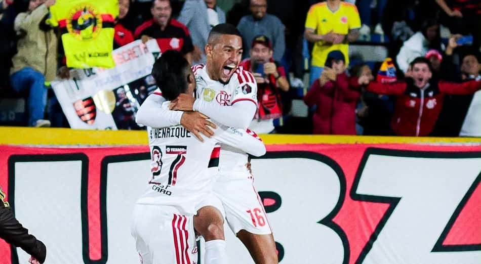 Samuel Lino e Bruno Henrique comemoram gol do Flamengo