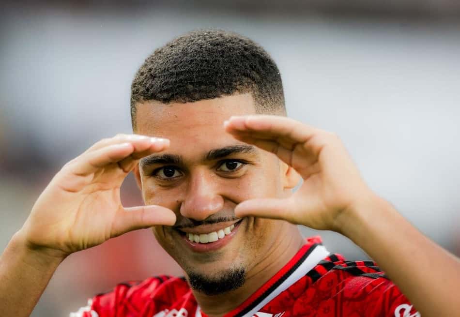 Samuel Lino comemora o gol da vitória do Flamengo sobre o Remo