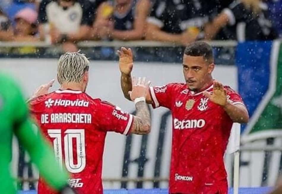 Samuel Lino comemora o gol da vitória do Flamengo sobre o Remo
