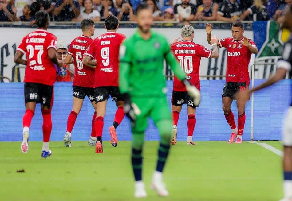 Samuel Lino comemora o gol da vitória do Flamengo sobre o Remo
