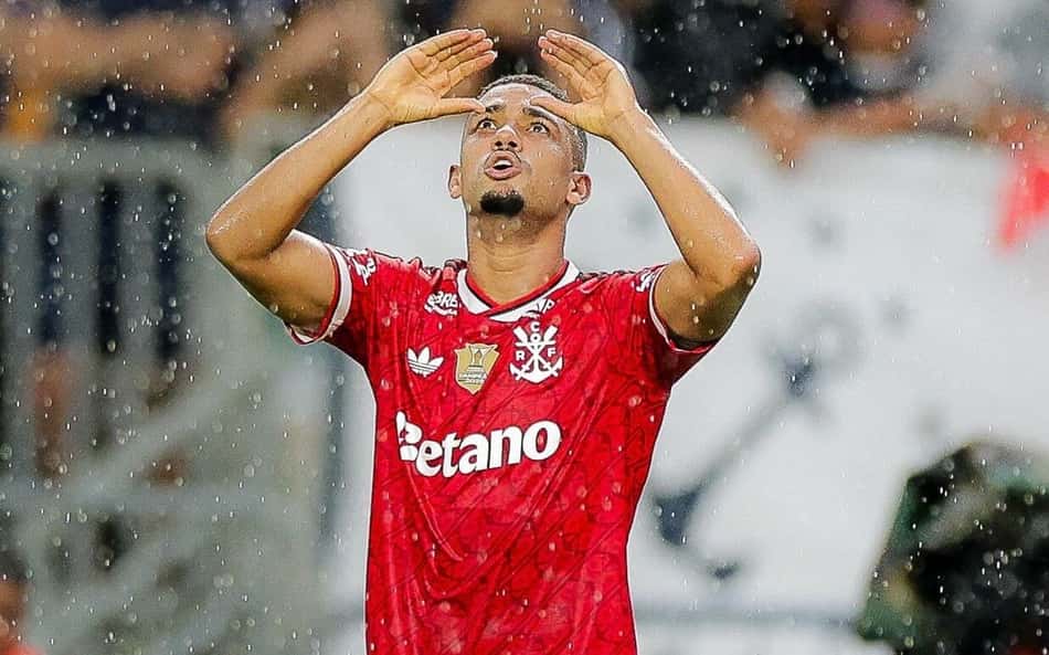 Samuel Lino comemora o gol da vitória do Flamengo sobre o Remo no Brasileirão