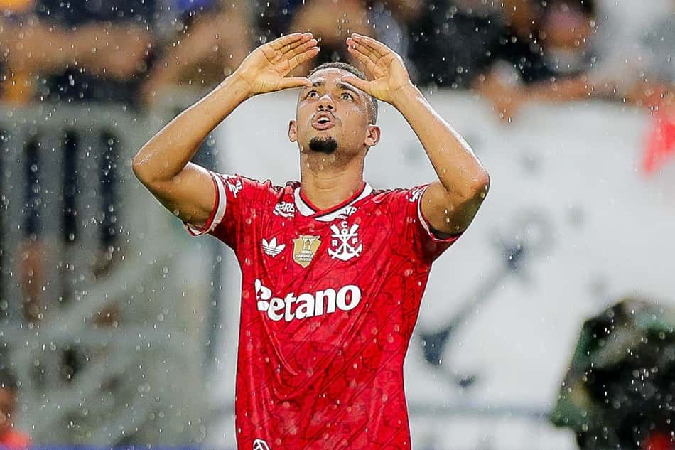 Samuel Lino comemora o gol da vitória do Flamengo sobre o Remo no Brasileirão