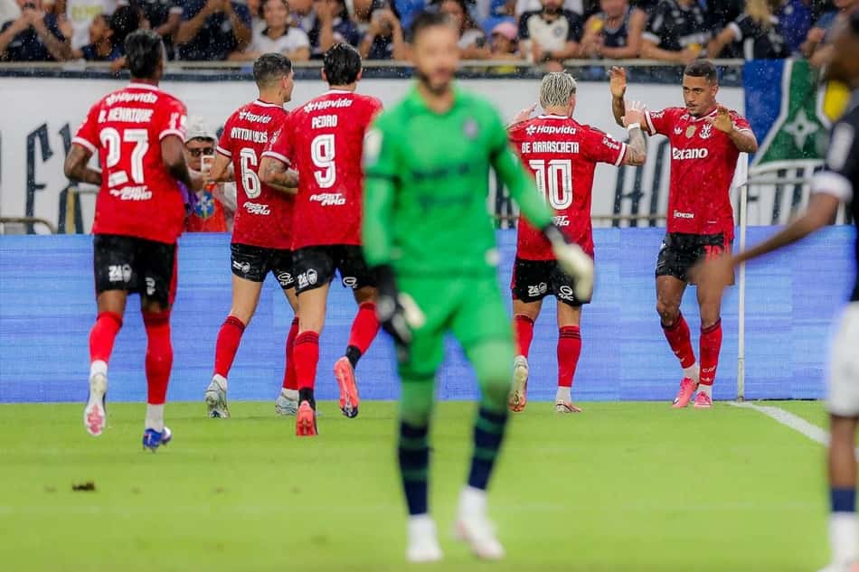 Samuel Lino comemora o gol da vitória do Flamengo sobre o Remo