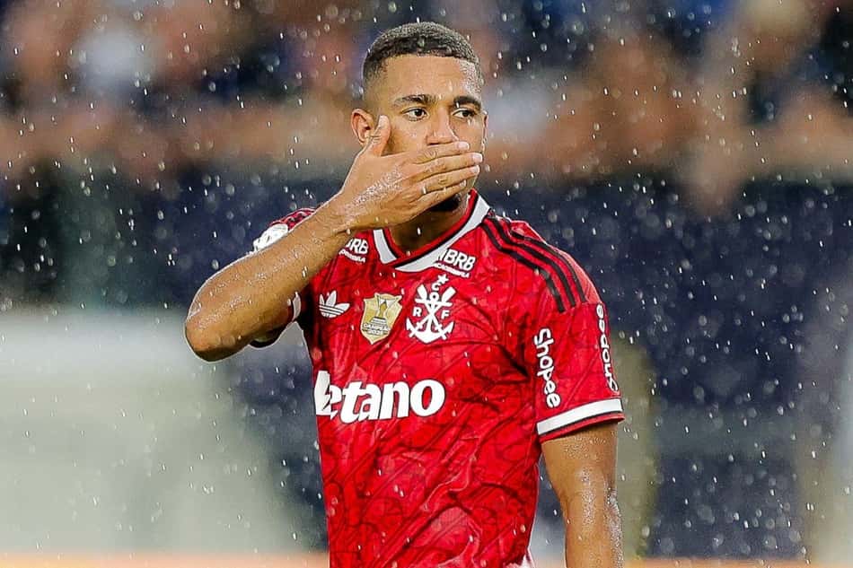Samuel Lino comemora o seu gol, que garantiu a vitória do Flamengo sobre o Remo no Mangueirão