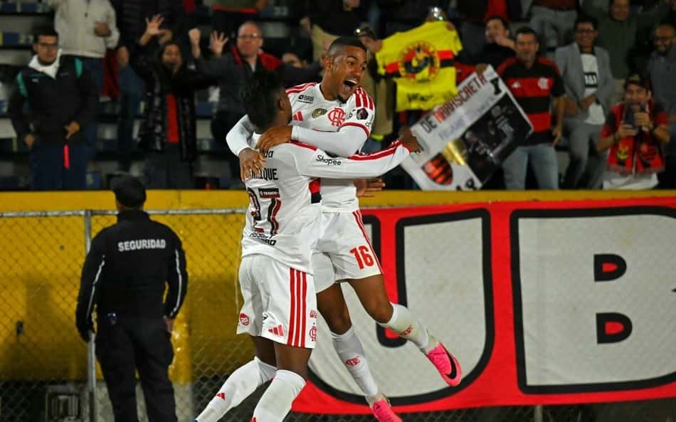 Samuel Lino e Bruno Henrique comemorando gol em Del Valle x Flamengo, pela Libertadores