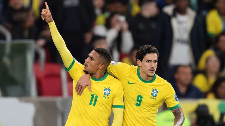 Samuel Lino e Pedro com a camisa da Seleção
