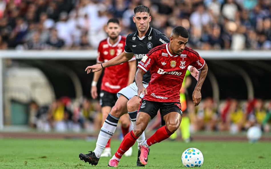 Samuel Lino em ação em Flamengo x Remo