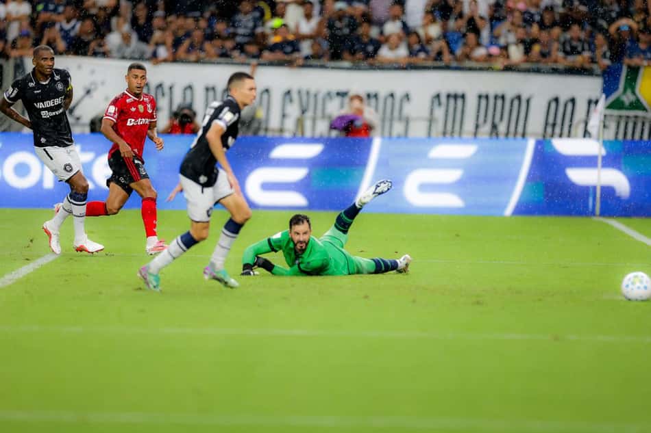 Samuel Lino finaliza de biquinho, supera o goleiro Marcelo Rangel e coloca o Flamengo à frente contra o Remo