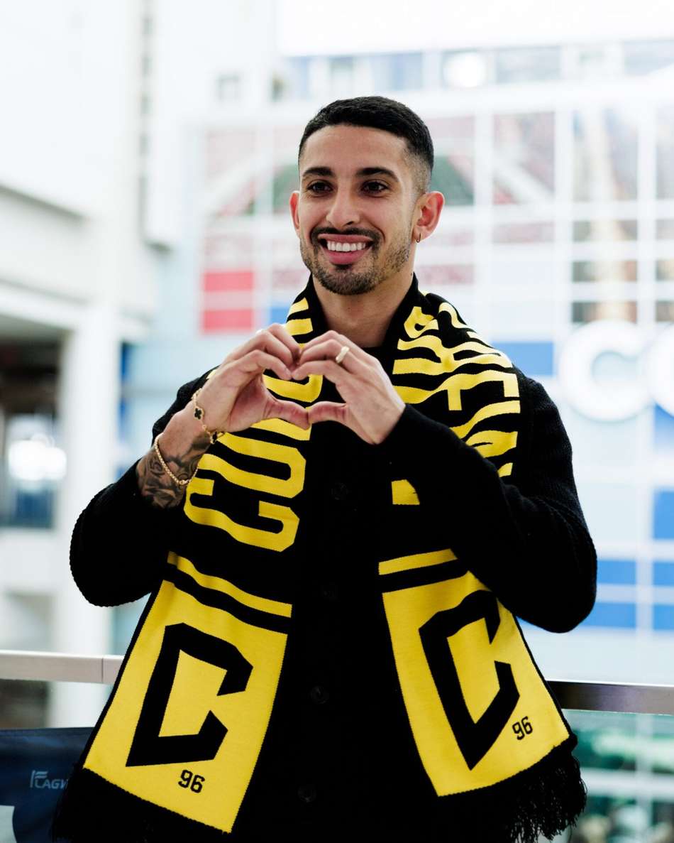 Santi Rodríguez com cachecol do Columbus Crew