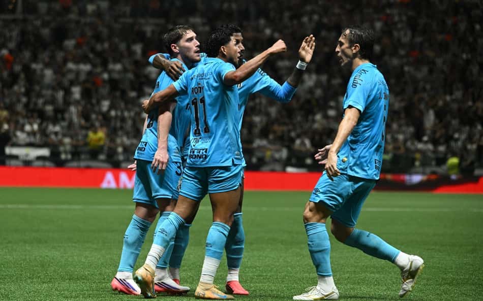 Santos comemora gol (Foto: Paulo Ti/Thenews2/Folhapress)