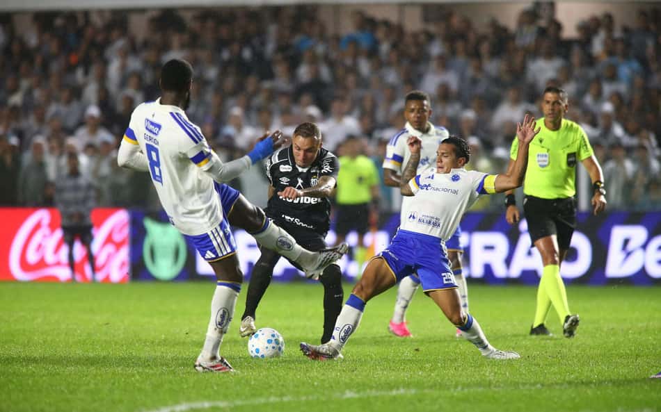 Adversários finalizaram 70% mais que o Cruzeiro nos últimos cinco jogos