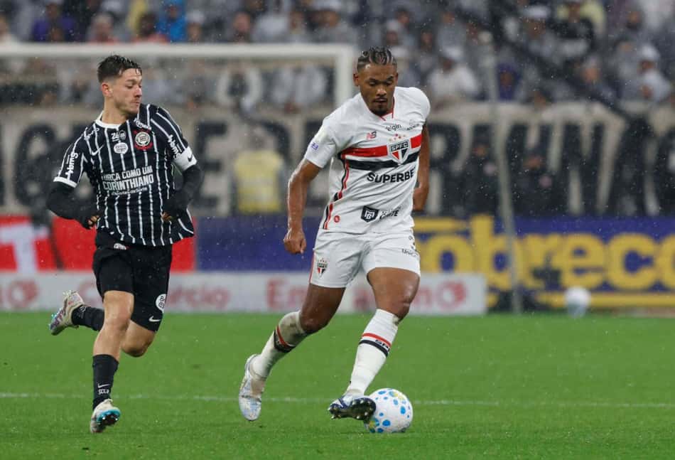 Garro e Sabino em disputa de bola