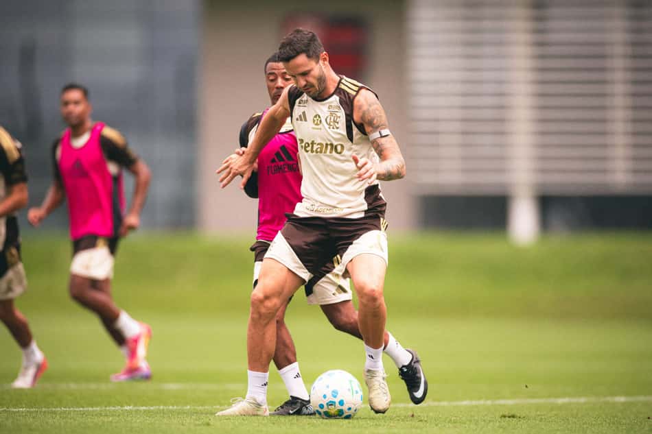 Saúl durante treino do Flamengo no Ninho do Urubu