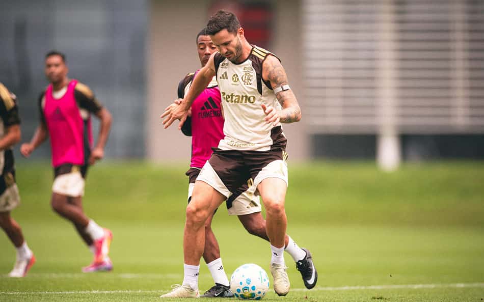 Saúl durante treino do Flamengo no Ninho do Urubu