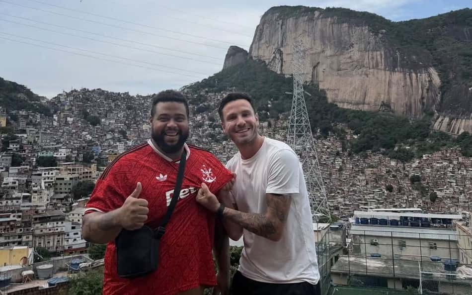 Saúl, e Igor, dono do podcast sobre a Rocinha, o 'Rocinha Cast'