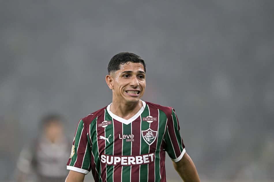 Savarino em ação pelo Fluminense