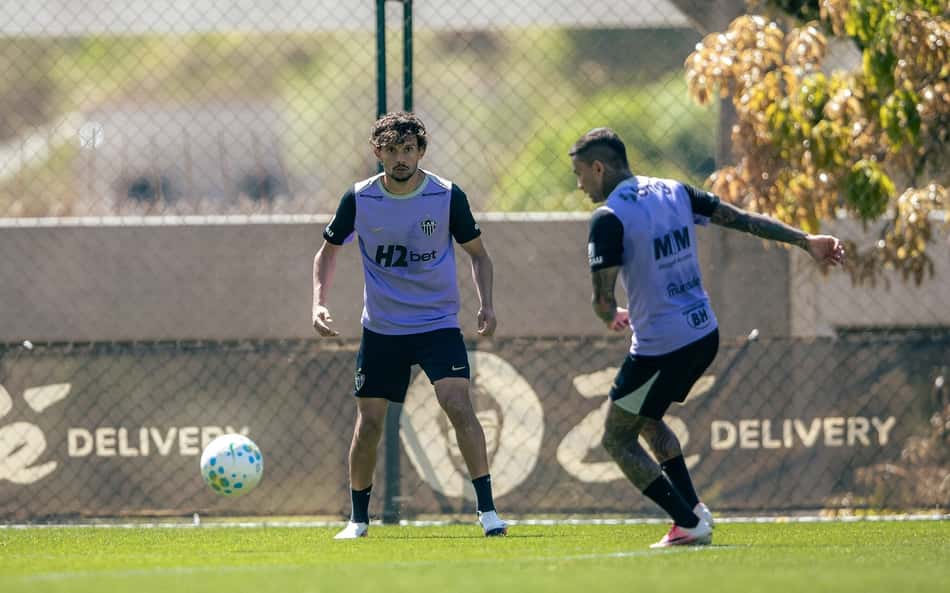 Scarpa e Dudu treino no Atlético (Foto: Pedro Souza / Atlético)