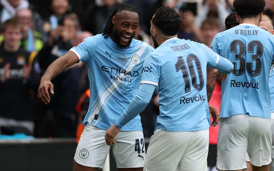 Semenyo comemora com Cherki gol do Manchester City sobre o Chelsea na final da FA Cup