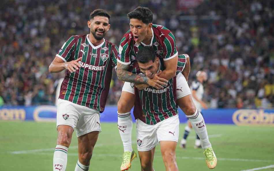 Serna celebra com os companheiros o gol da vitória do Fluminense diante do Remo