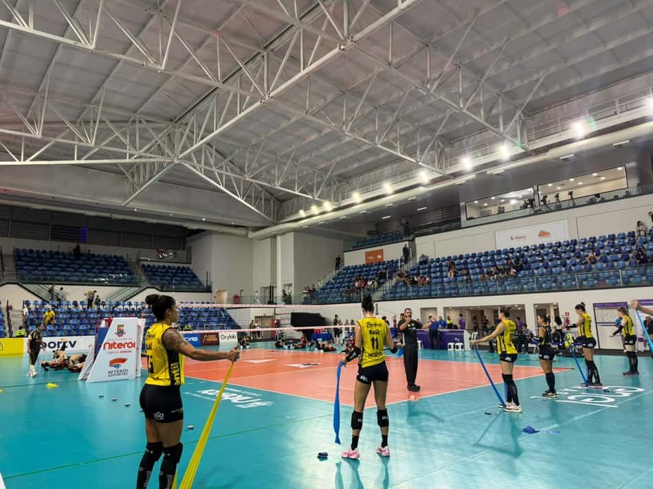 Sesc Flamengo e Praia Clube fazem trabalhos de alongamento