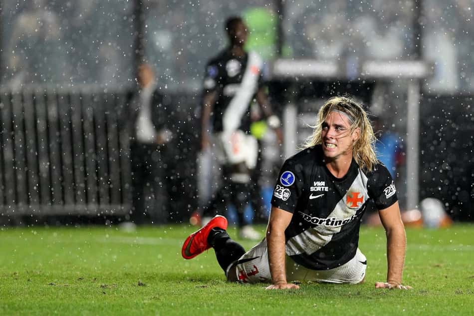 Spinelli, atacante do Vasco, se lamenta após chance desperdiçada em jogo da Copa Sul-Americana 