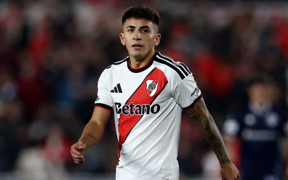 Thiago Almada coma camisa do River Plate