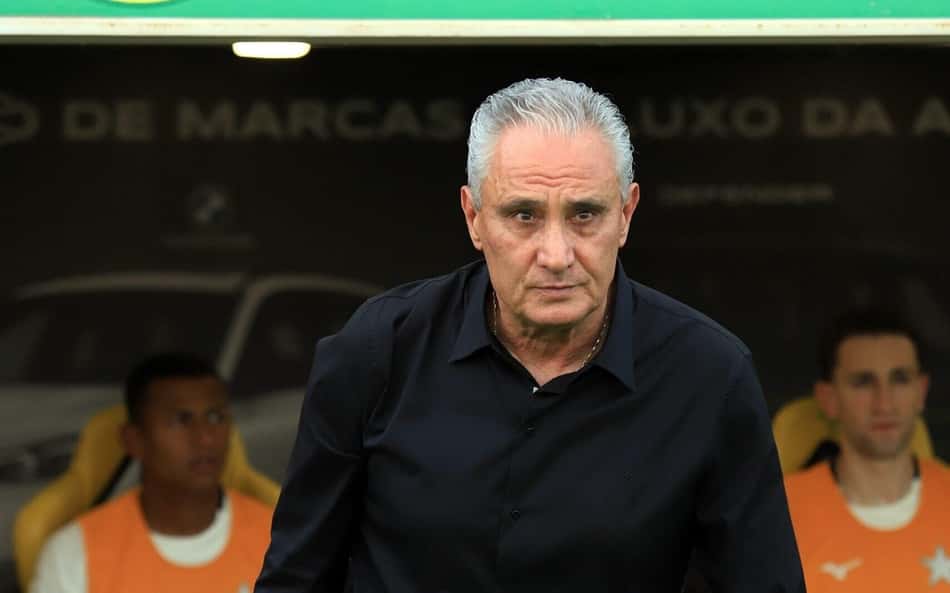 Tite de preto saindo do banco de reservas do Botafogo
