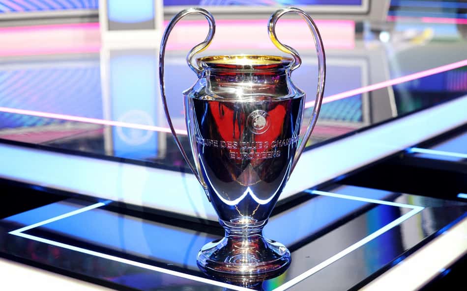 Taça da Champions League exposta antes do sorteio dos confrontos da fase de liga da temporada 2026-2027