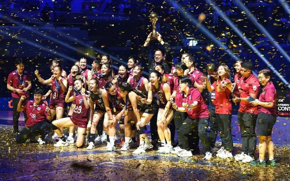 Tailândia comemorando o título do Campeonato Asiático de Vôlei (foto: Reprodução do Instagram da Federação Tailandesa de Vôlei)