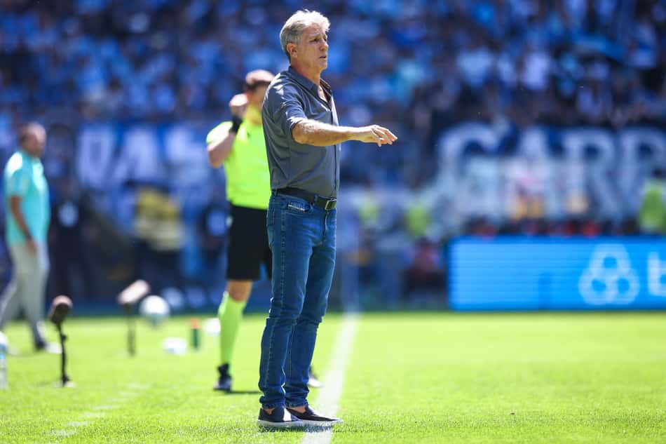 Técnico Renato Gaúcho orienta o Grêmio na reestreia contra o Palmeiras