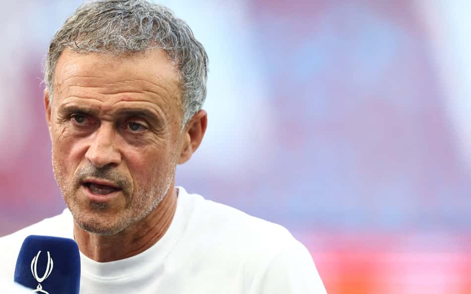 Técnico do PSG, Luis Enrique fala em entrevista antes da final da Supercopa da Europa
