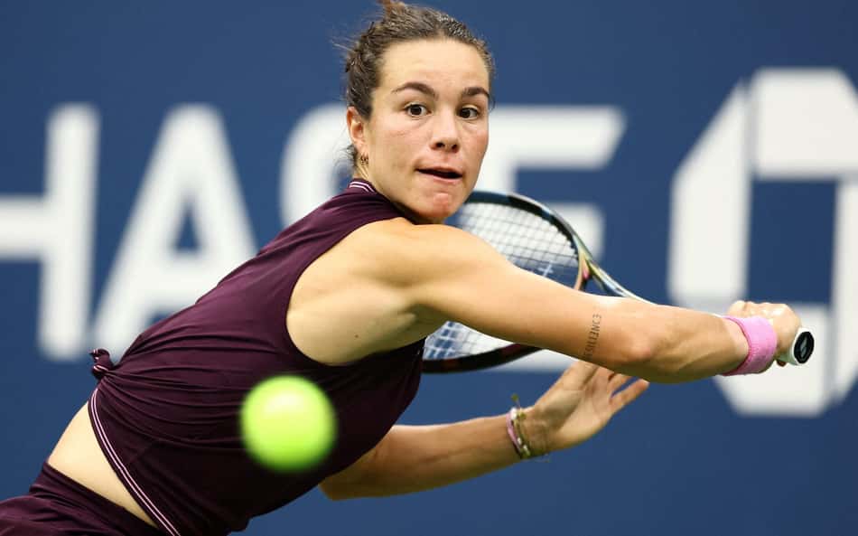 A francesa Loïs Boisson rebate de backhand contra a norte-americana Emma Navarro durante a partida de simples feminino da primeira rodada, no primeiro dia do torneio de tênis US Open, no USTA Billie Jean King National Tennis Center, em Nova York, em 30 de agosto de 2026 (Foto: Charly Triballeau / Afp)