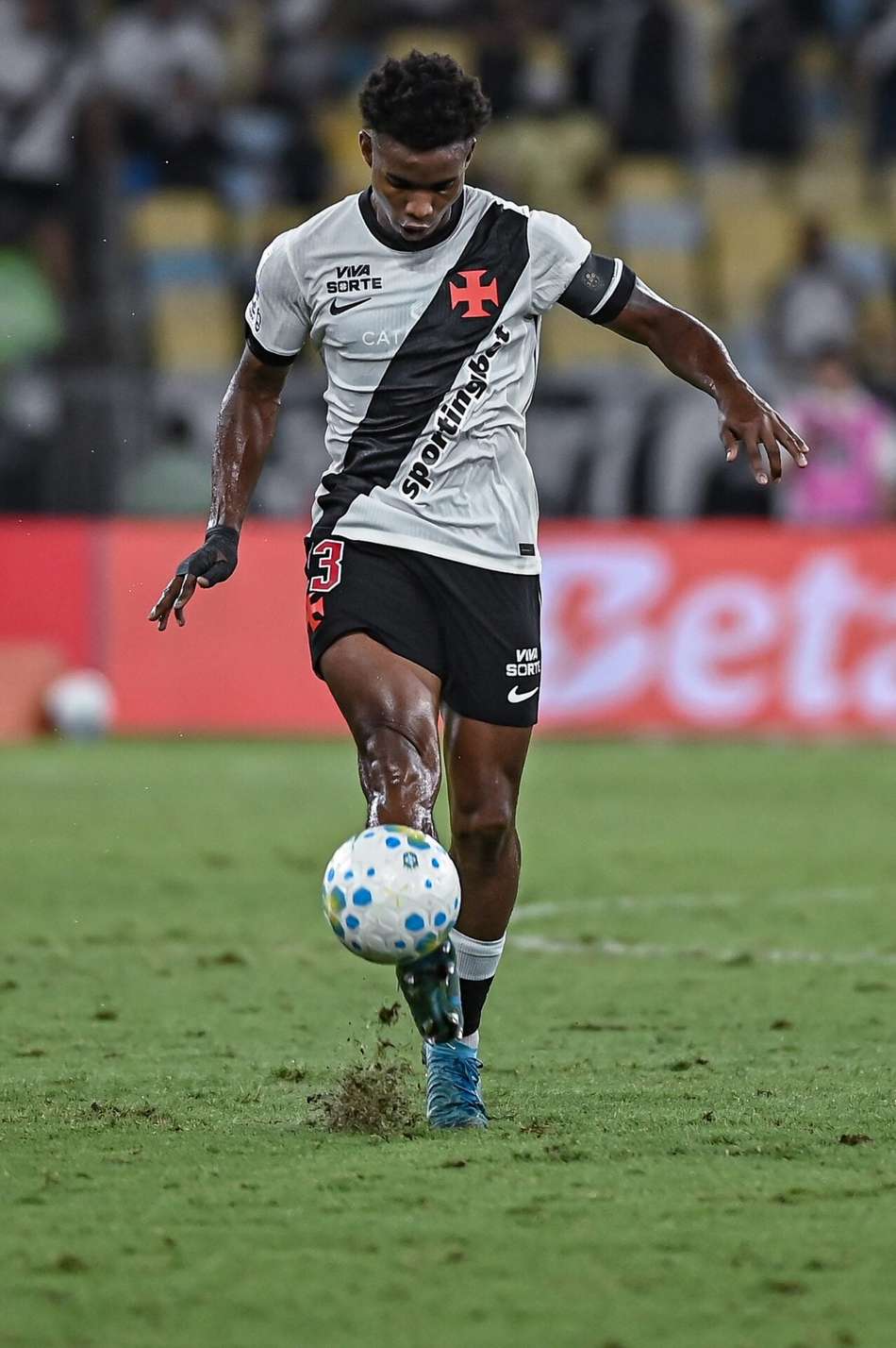 Thiago Mendes em ação na derrota do Vasco